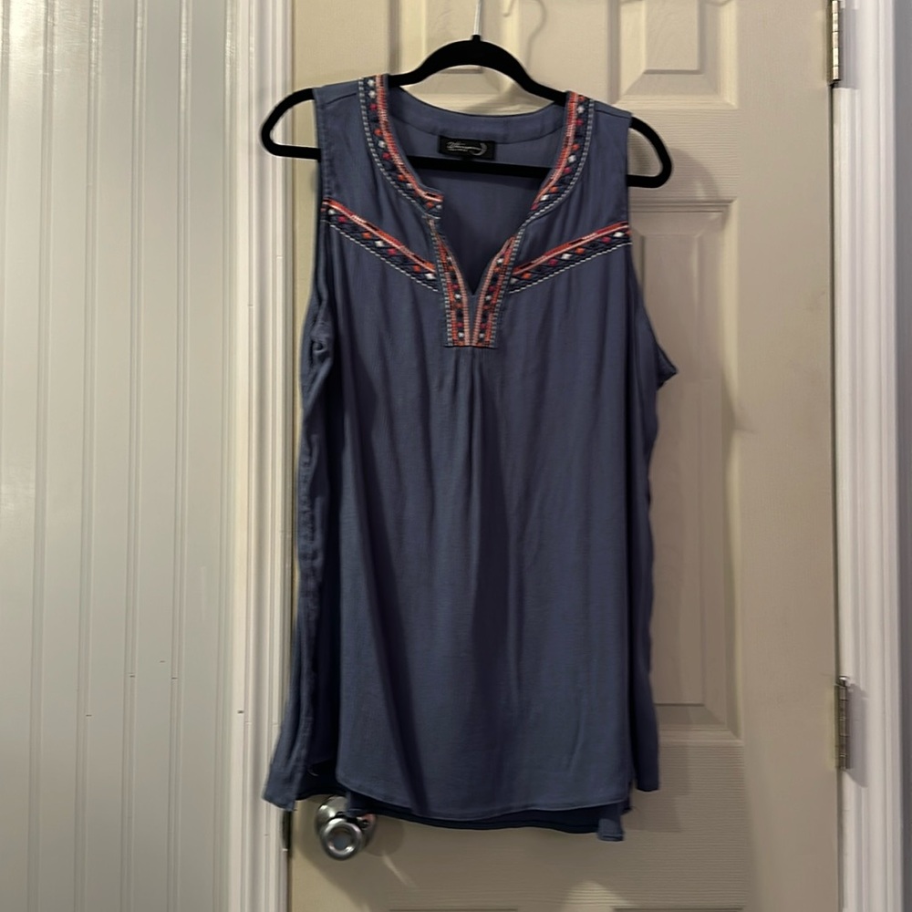 ⭐️buy 2 get 1 free⭐️ EUC Whispers New York 1X Blue V-Neck top w/Embroidery